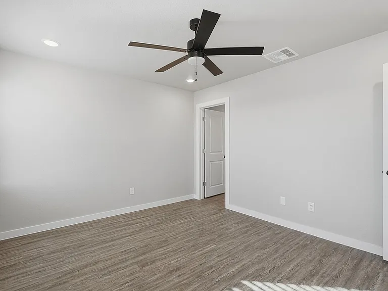 3035 Glennster St — Photo 20