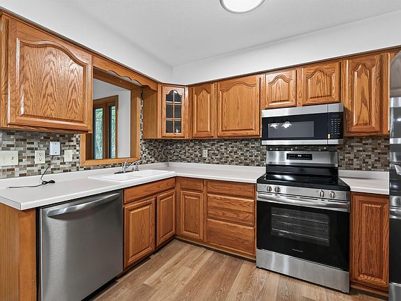 5th image of 321 Hugo St NE