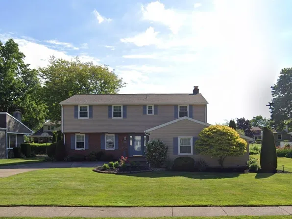 5219 Robinhood Ln, Erie, PA 16509