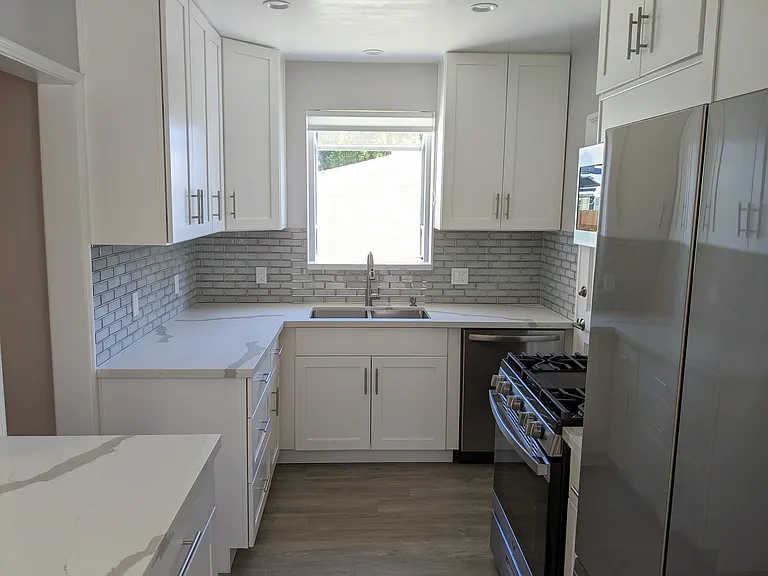 5636 Cedros Ave — Photo 10