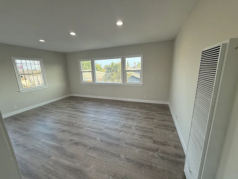 2561 Poplar Pl #1/2 — Photo 3