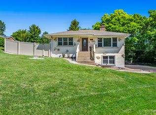 6116 Acorn Ln, Oakwood Hills, IL 60013