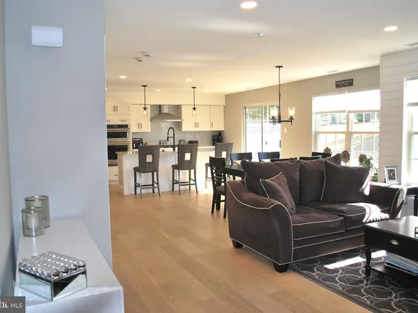 208 Willowoak Ct, Warminster, PA 18974