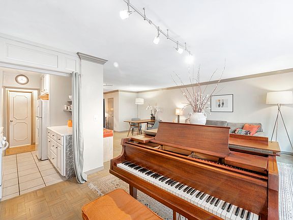 5th image of 200 Central Park S APT 8M