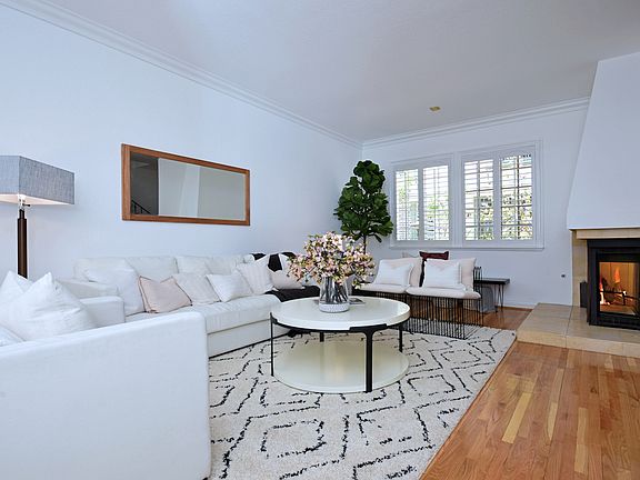 2nd image of 930 20th St Unit 1