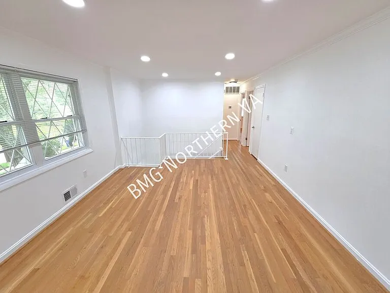 6413 Berkshire Dr — Photo 9