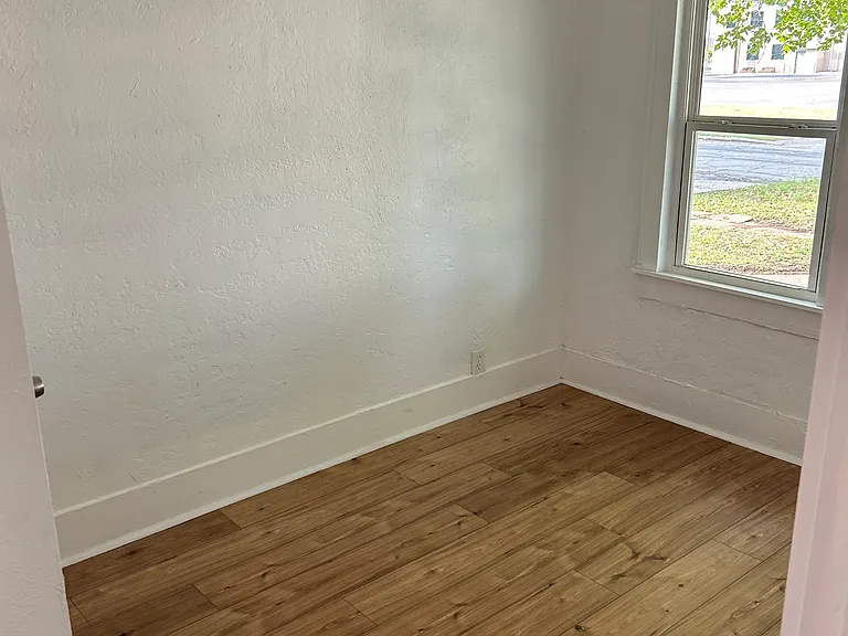 738 W Maple Ave #B — Photo 3