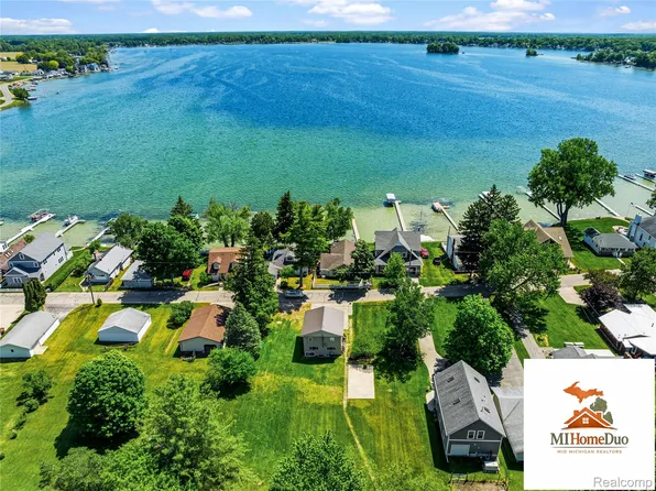 1947 Strait Tow Blvd, Crystal, MI 48818