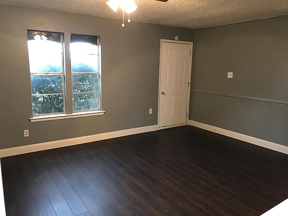 3rd image of 900 Willow Cir S