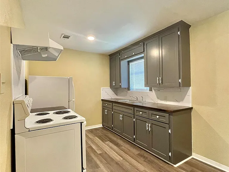 611 N Avenue D — Photo 5
