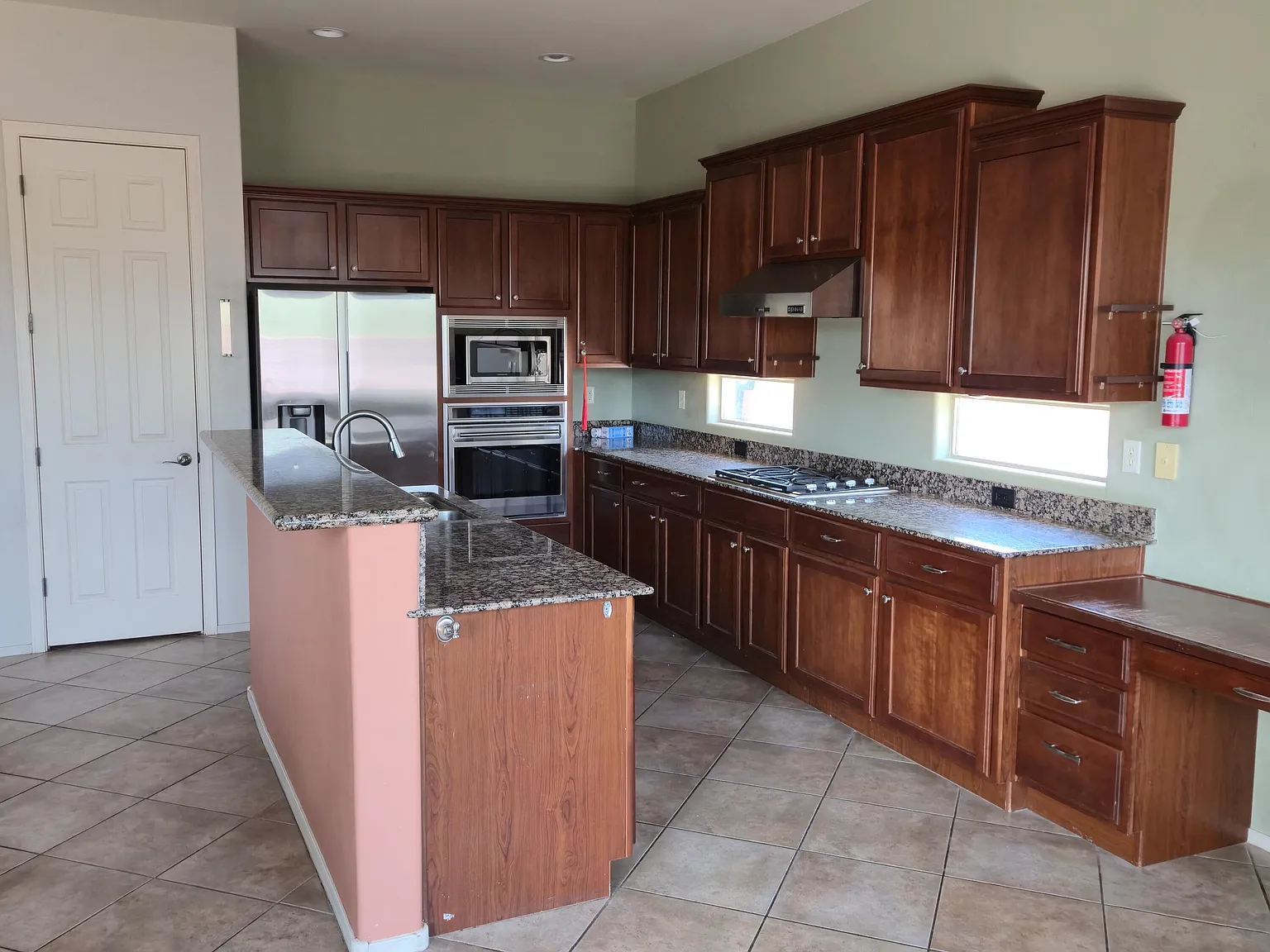 4 bed, 3.0 bath, 2135 sqft, $2,300 — Photo 3