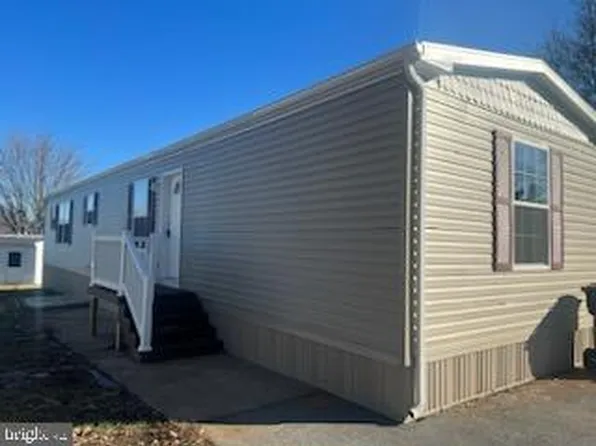 211 Holly Dr, Mount Wolf, PA 17347