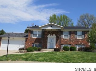 1106 Camelot Ln, Godfrey, IL 62035