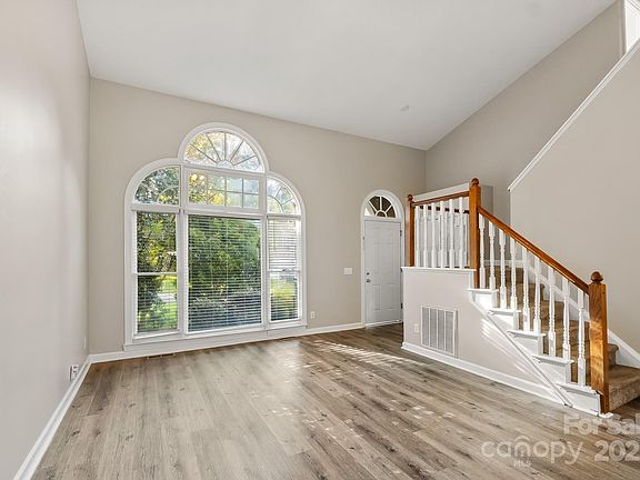 3rd image of 4908 Benthaven Ln