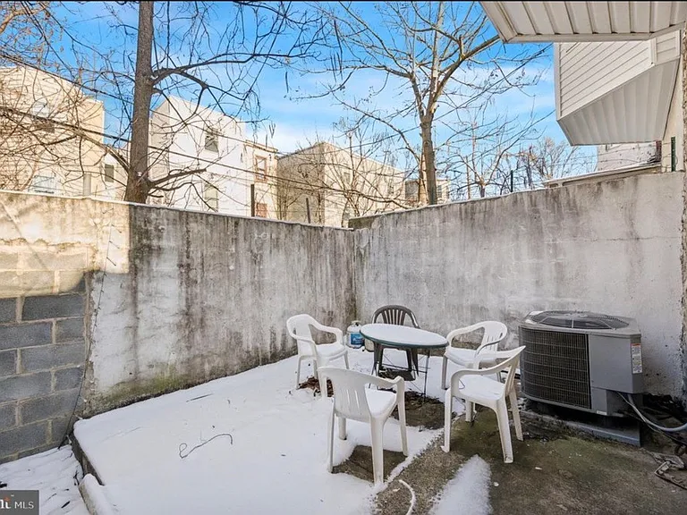 1531 Fontain St — Photo 13