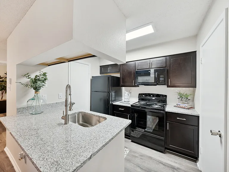 Altamonte Apartments — Photo 13