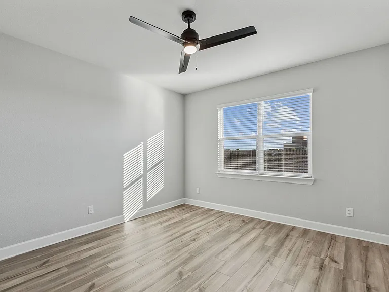 929 Emerson Dr — Photo 11