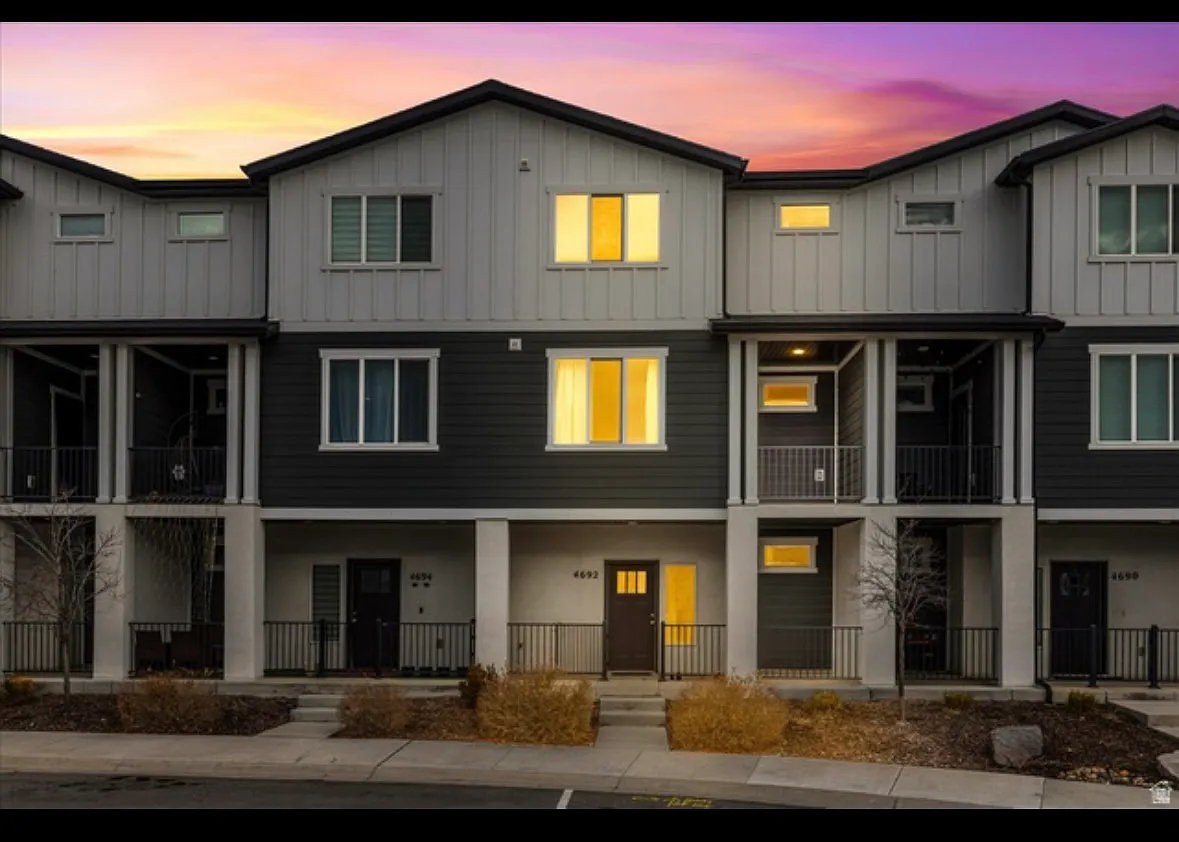 3 bed, 2.5 bath, 1979 sqft, $2,975 — Photo 1