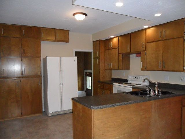 2nd image of 403 E 1st Ave