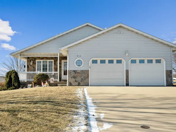 713 4 1/2 St NW, Dyersville, IA 52040