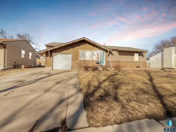 3012 E 23rd St, Sioux Falls, SD 57103