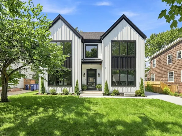 944 Rosemary Ter, Deerfield, IL 60015