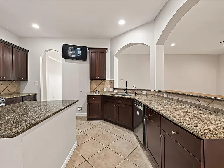 706 Silver Creek Cir — Photo 28
