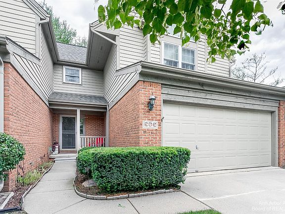 2nd image of 202 Eisenhower Dr