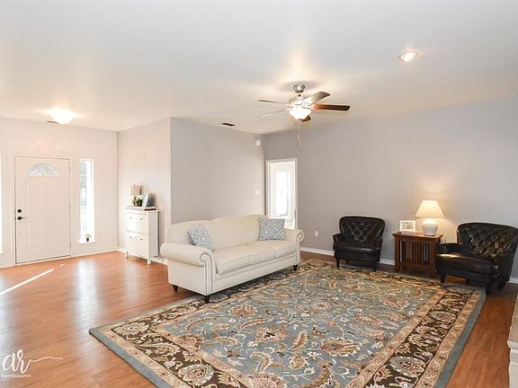 3rd image of 6 Hilliard Cir