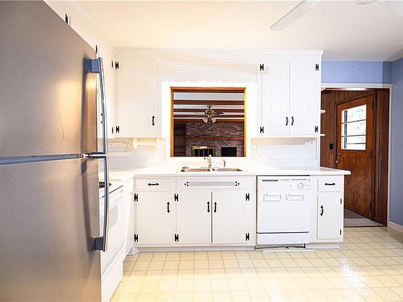 4th image of 2127 Sherwood Dr SE