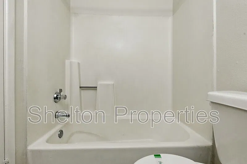 2 bed, 1.0 bath, 825 sqft, $1,249 — Photo 4
