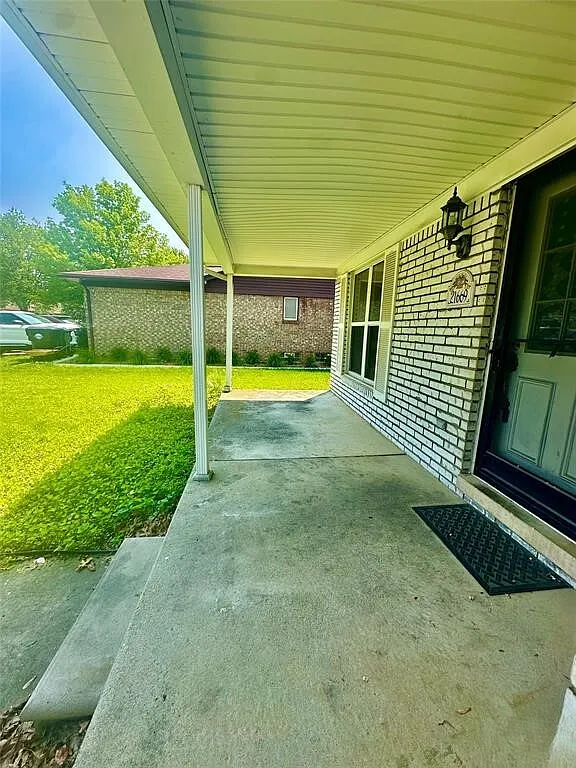 3 bed, 2.0 bath, 1700 sqft, $2,000 — Photo 2