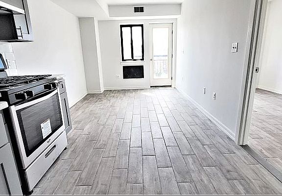 3rd image of 25-28 Broadway #3CC