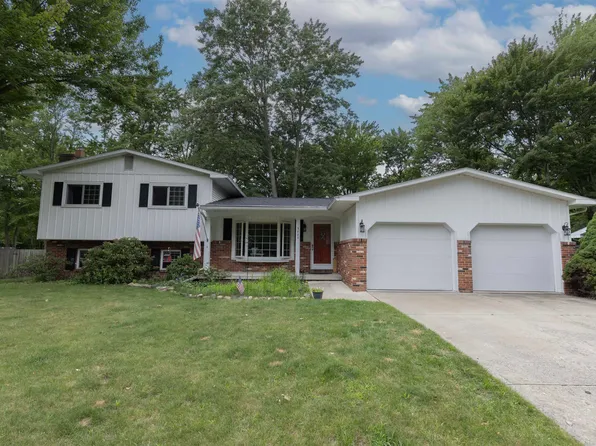 5705 Lamplighter Ln, Midland, MI 48642