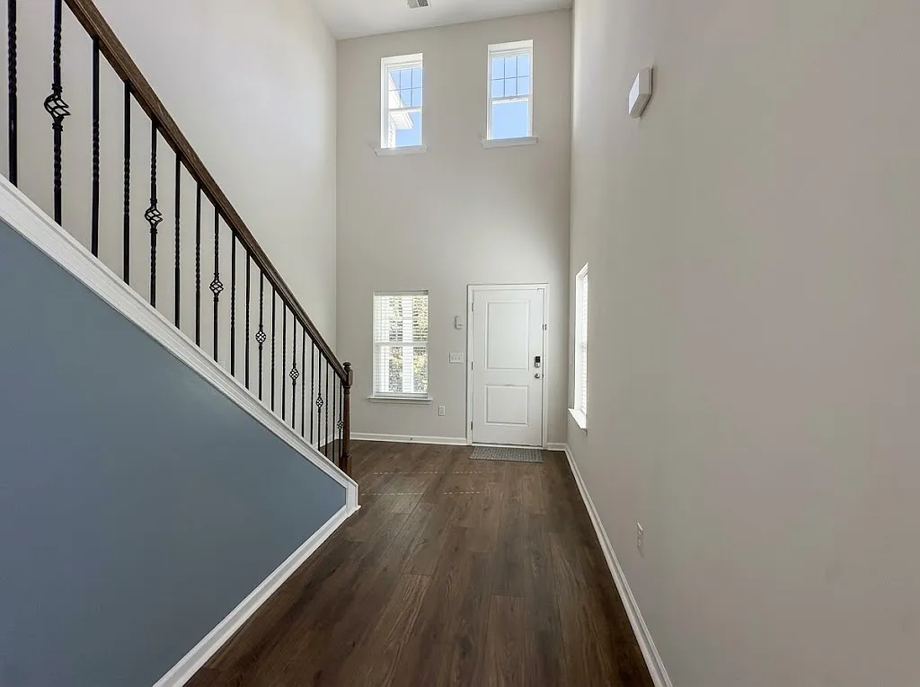 5 bed, 3280 sqft, $3,200 — Photo 2