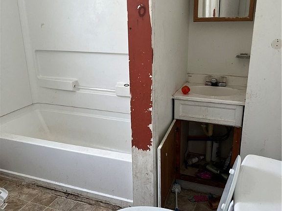 3rd image of 32 South Ave