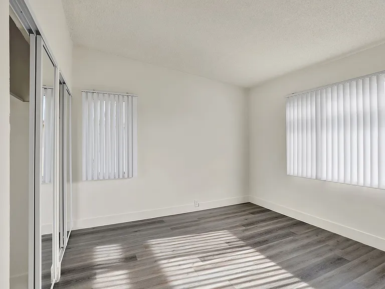 Serrano Apartments — Photo 22