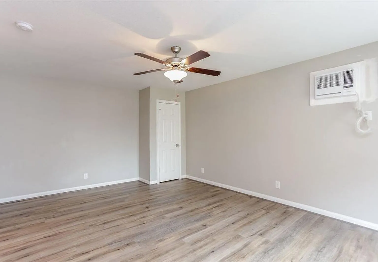 1 bed, 1.0 bath, 450 sqft, $895 — Photo 3