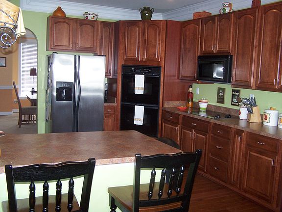 Gorgeous kitch w/double oven, smooth top stove and butler pantry