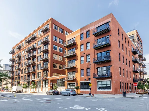 226 N Clinton St APT 504, Chicago, IL 60661