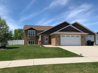 5670 W Prairiewood Dr, Grand Forks, ND 58201