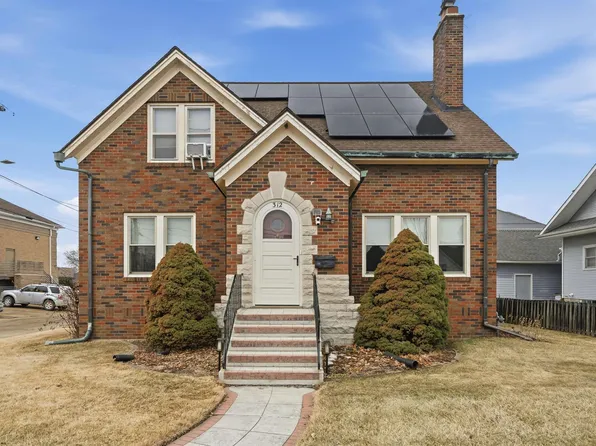 312 N Franklin St, Manchester, IA 52057
