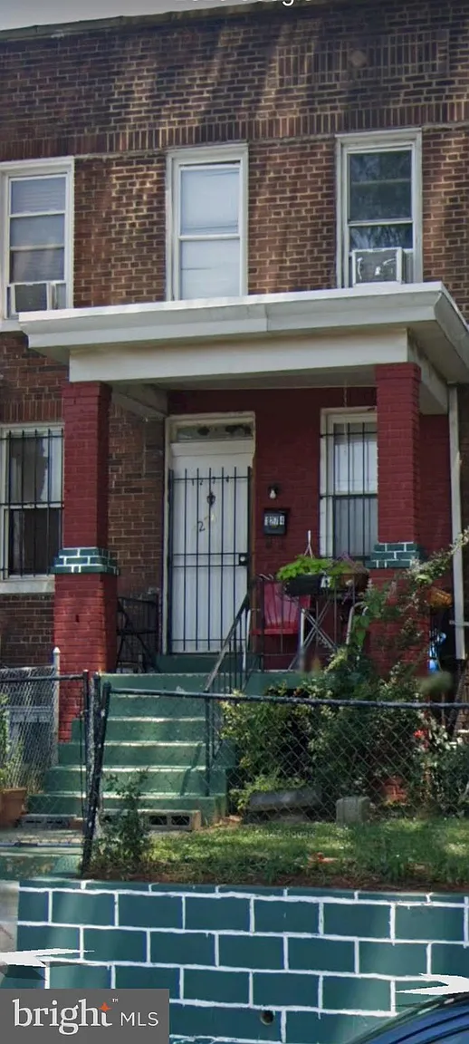 1274 Neal St NE photo 1