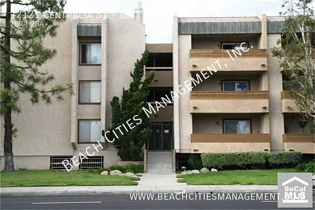 Beautifully Remodeled 2-Bedroom Condo with Pool & 2 Parking Spots — Photo 3
