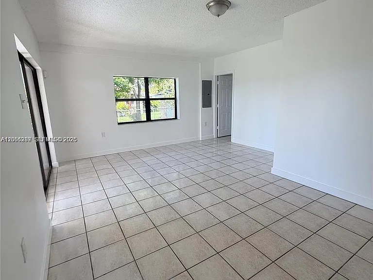 11821 SW 185th Ter — Photo 7