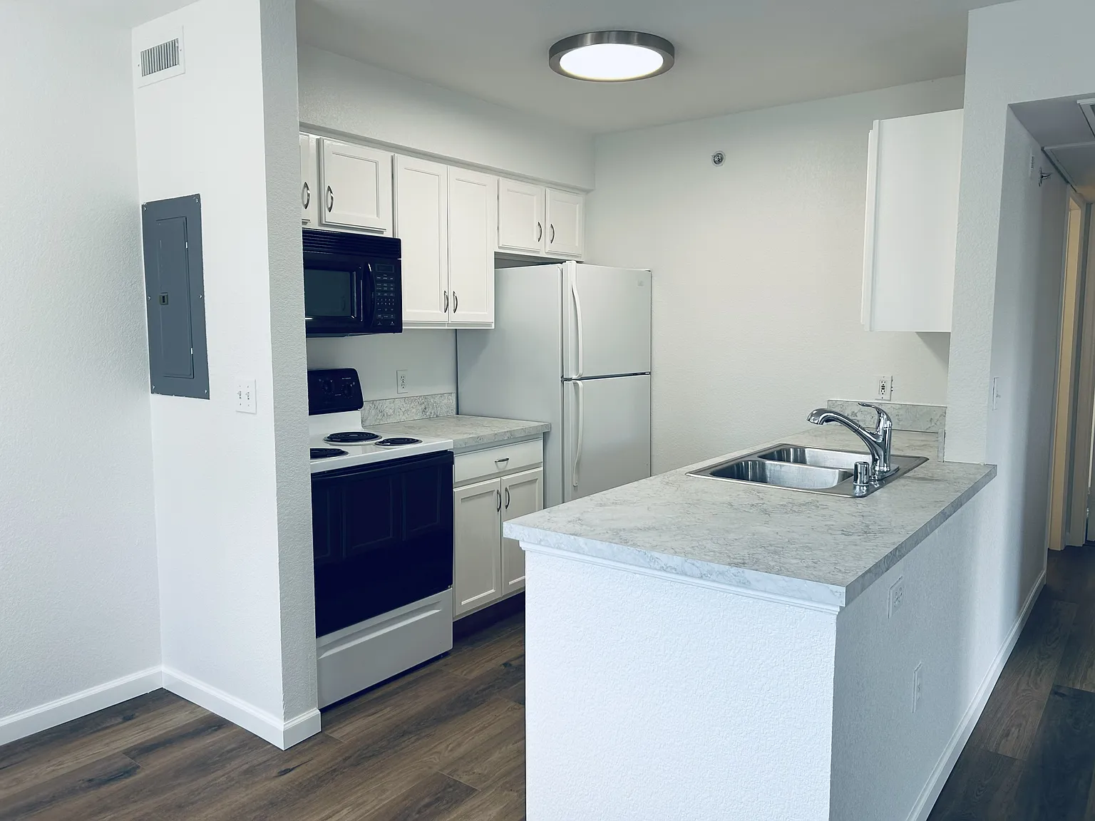 2 bed, 991 sqft, $2,800 — Photo 2
