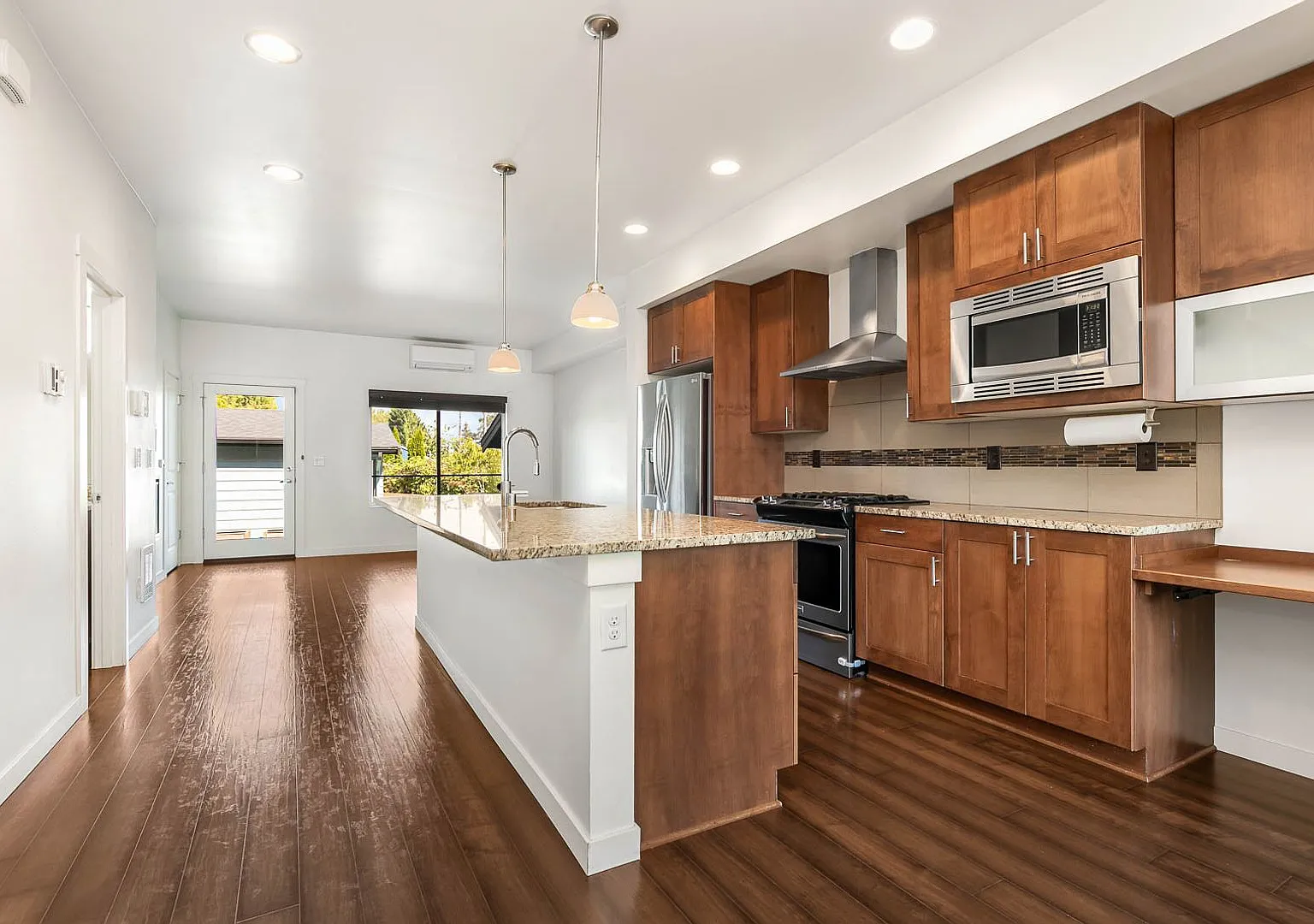 Stylish 2 Bedroom Columbia City Home with Designer Finishes & Private Yard — Photo 3