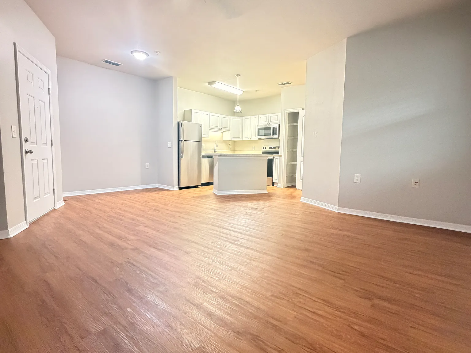 2 bed, 2.5 bath, 1047 sqft, $1,600 — Photo 3
