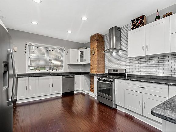 3rd image of 2612 Stella St