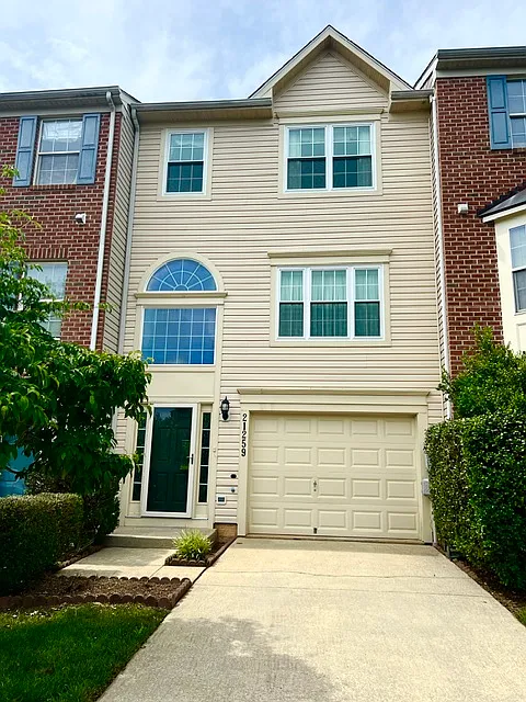 3 bed, 2.5 bath, 2200 sqft, $2,700 — Photo 1
